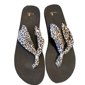 Sanuk Women’s Size 8 Ivory and Brown Leopard Print Slip On Sandals